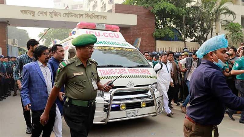 The ambulance carrying the Obaidul Quader, minister of road, transport and bridges minister and the Awami League general secretary, leaves Bangabandhu Sheikh Mujib Medical University (BSMMU) in Dhaka for Hazrat Shahjalal International Airport on Monday. The minister was being taken to Singapore for better treatment. Photo: Shuvra Kanti Das