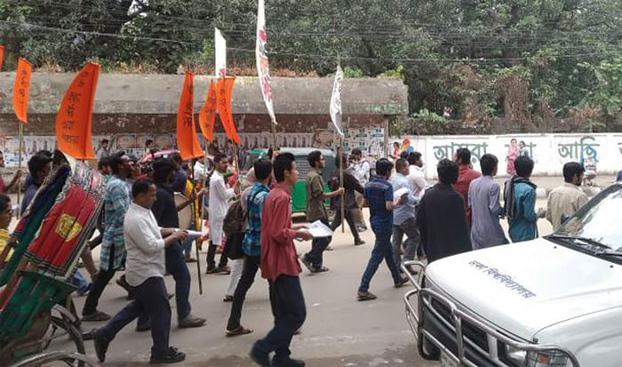 Progressive students union leaders and activists bring out an election campaign procession with a band party on the campus on Tuesday. Photo: Prothom Alo