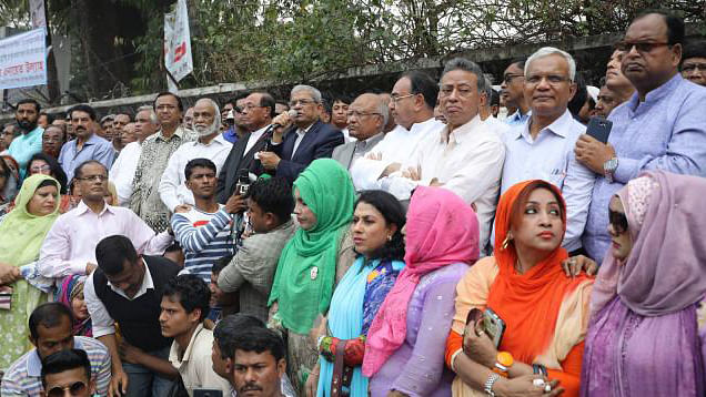 BNP leaders and activists form the human chain in front of the National Press Club on Wedesday demanding the release of Khaleda from jail and her proper treatment. Photo: Abdus Salam