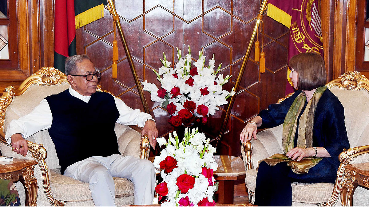 Outgoing UK High Commissioner to Bangladesh Alison Blake (R) calls on president M Abdul Hamid at Bangabhan in Dhaka on Wednesday. Photo: PID