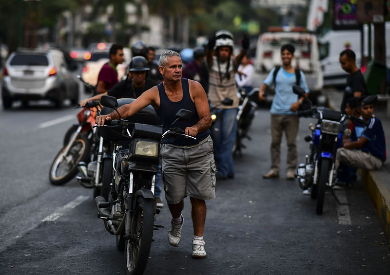 People queue at a gas station in Caracas on 8 March during the worst power outage in Venezuela`s history. Photo: AFP