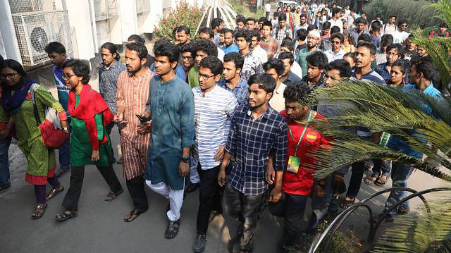 left-leaning student bodies and independent candidates place memorandum to DU vice chancellor on Sunday demanding ballot paper and box be sent to the polling centers on the voting day. Photo: Prothom Alo
