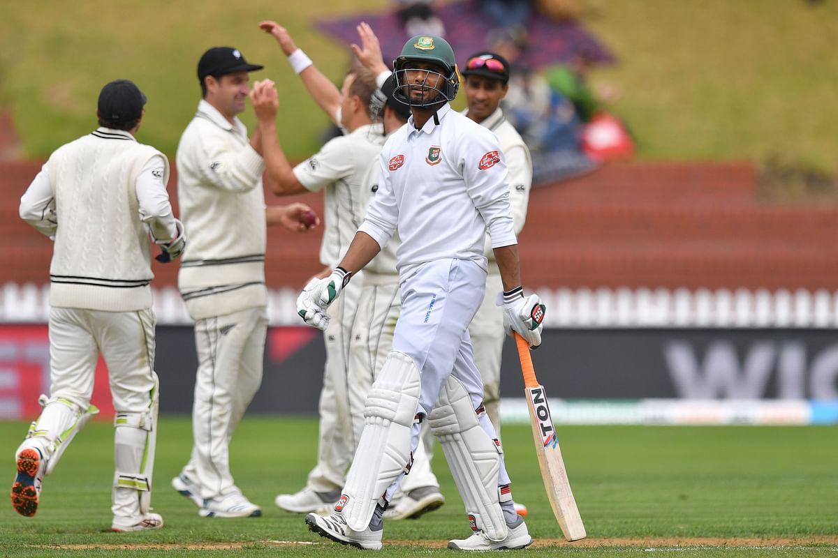 Bangladesh`s captain Mahmudullah (C) walks from the field after being caught as New Zealand`s players celebrate during day three of the second Test cricket match between New Zealand and Bangladesh at the Basin Reserve in Wellington on 10 March 2019. Photo: AFP
