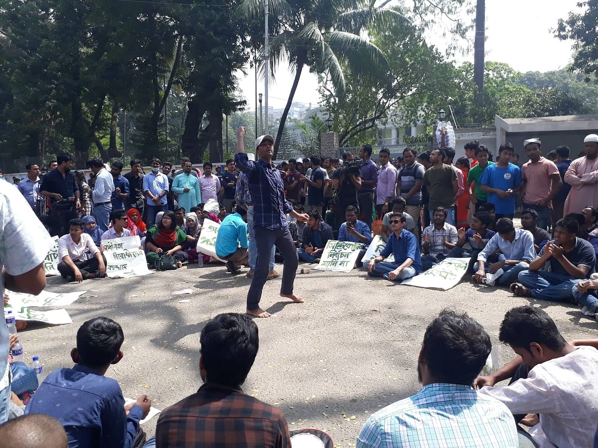 Protestors took position on the street in front of the vice chancellor`s residence