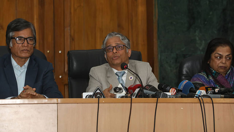 Dhaka University vice chancellor Akhtaruzzaman announcing the results of DUCSU polls at around 3:30am Tuesday. Photo: Dipu Malakar