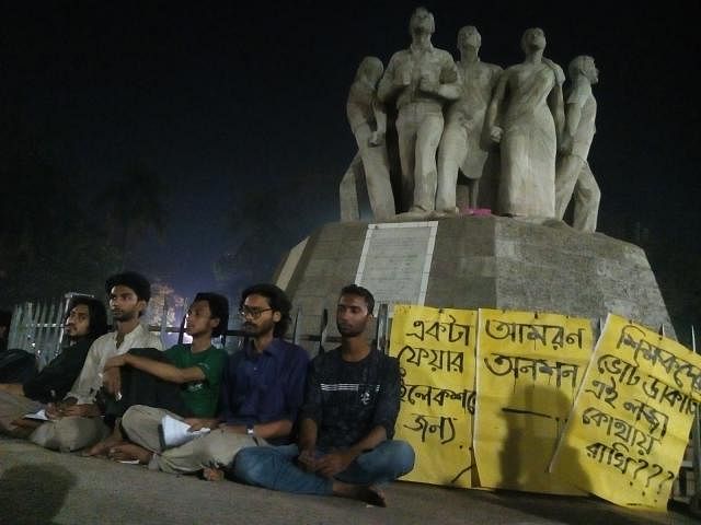 Five students of Dhaka University start hunger strike at the foot of Raju Sculpture on Tuesday evening, demanding fresh elections to its central student union and hall unions. Photo: Prothom Alo