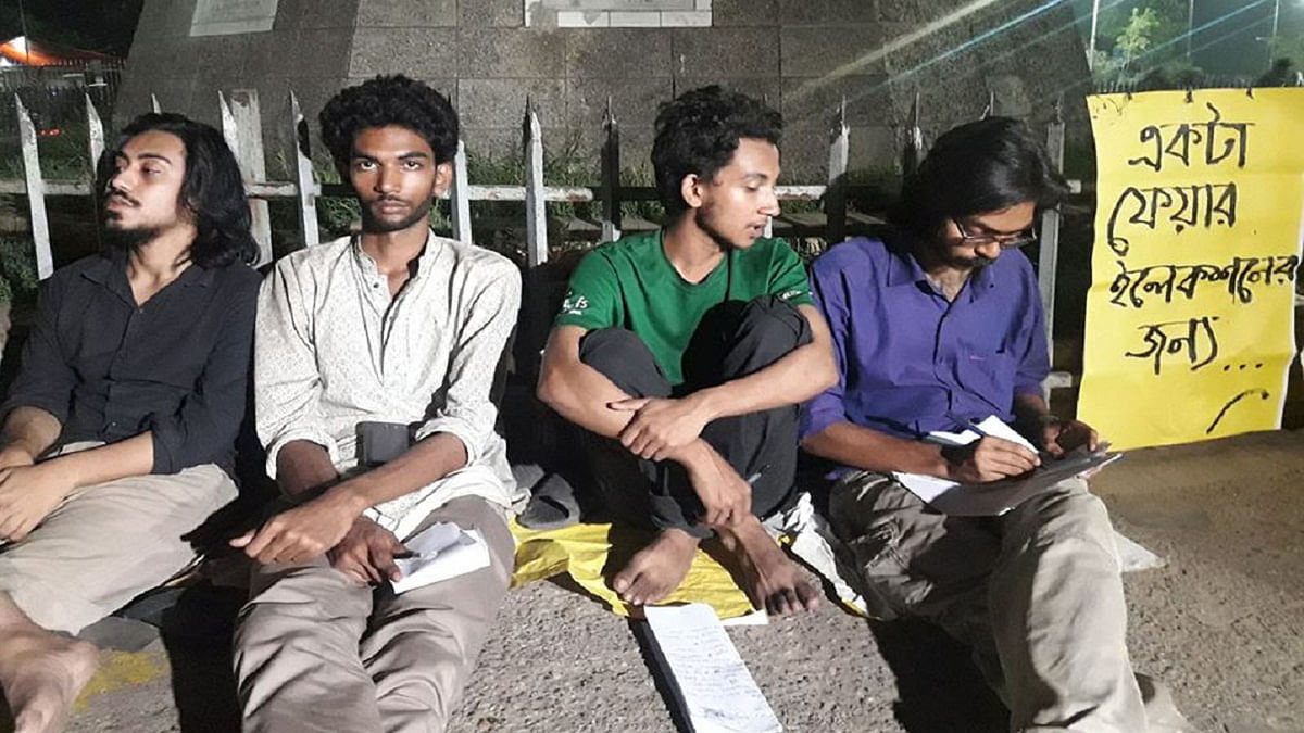 Five students of Dhaka University start hunger strike at the foot of Raju Sculpture on Tuesday evening, demanding fresh elections to its central student union and hall unions. Photo: UNB