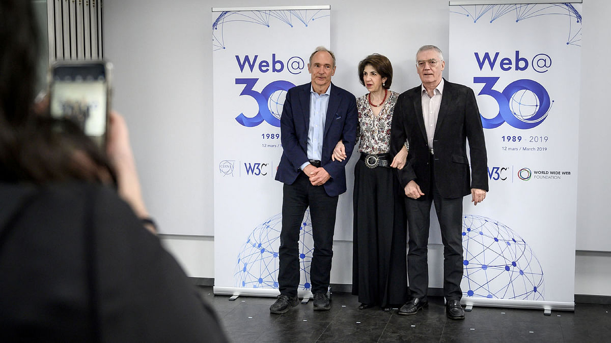 World Wide Web inventor Tim Berners-Lee (L) poses with European Centre for Nuclear Research (CERN) director general Fabiola Gianotti and Robert Cailliau first collaborator on the World Wide Web project during an event marking 30 years of World Wide Web, on 12 March 2019 at the CERN in Meyrin near Geneva, Switzerland. Photo: Reuters