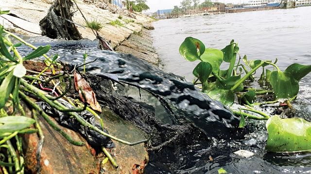 Pitch-black waste water is flowing into Buriganga river from a washing factory in Gendaria area of Dhaka. Photo: Prothom Alo