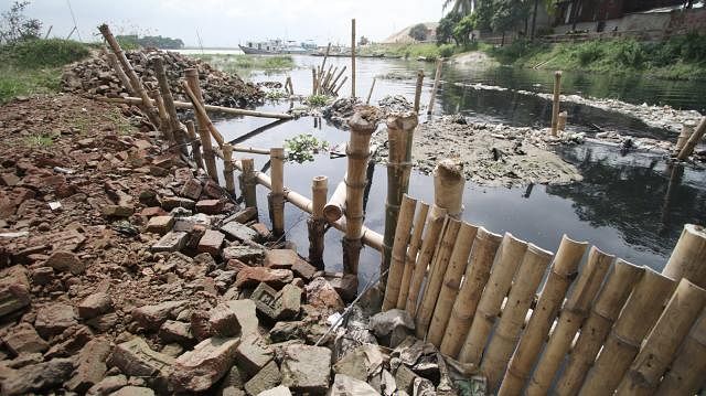 A part of Buriganga river has been grabbed by bamboo fence in the Old Dhaka in a bid to kill the river. Photo : Prothom Alo