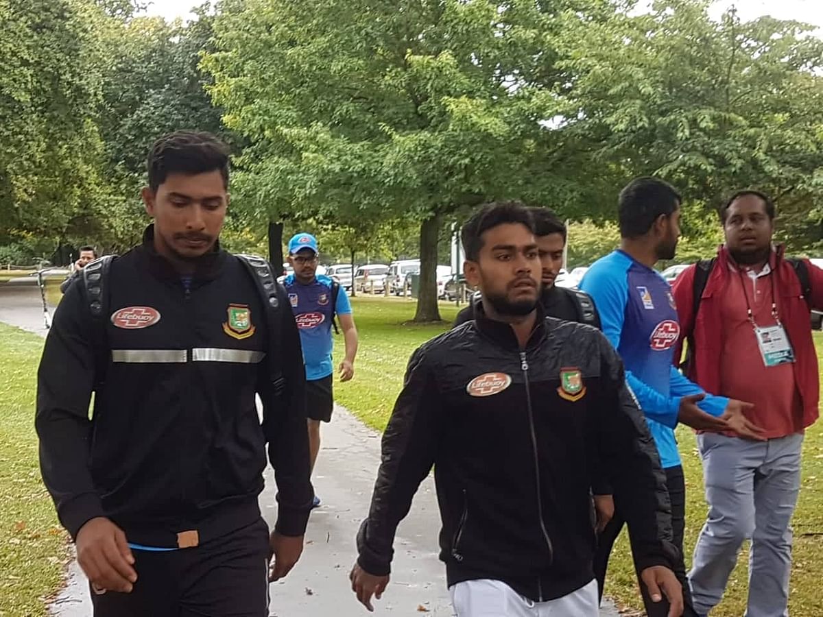 Members of Bangladesh cricket team running back through Hagley Park to the Oval ground after shooting. Photo: Prothom Alo