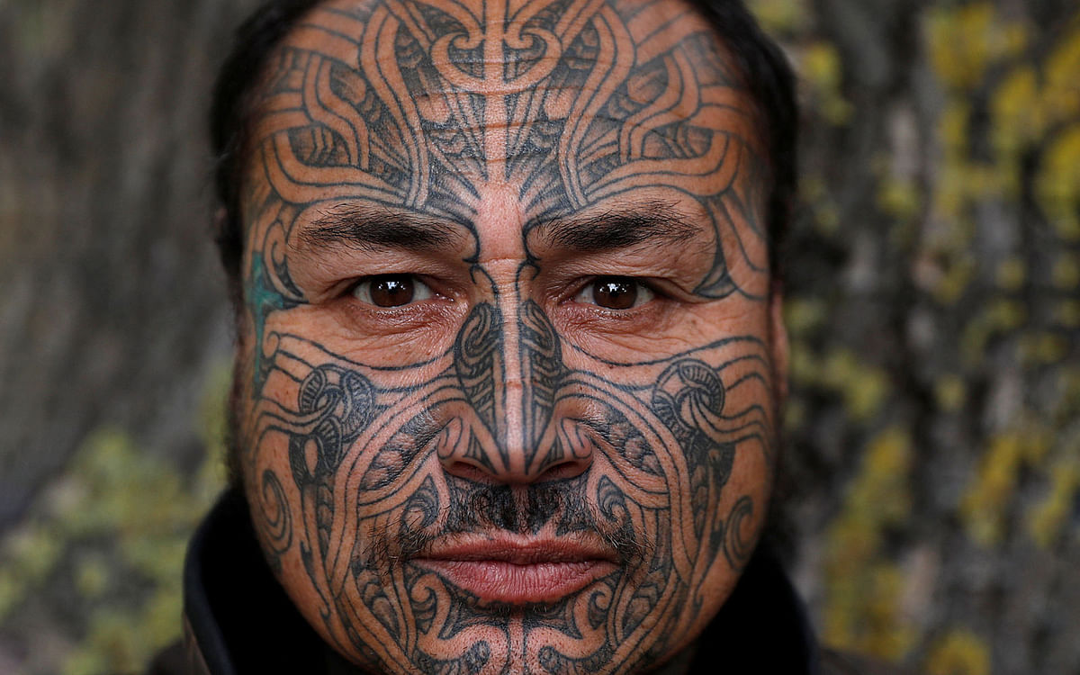 A member of the Maori community poses at a memorial site for victims of the mosque shootings in Christchurch, New Zealand, 17 March 2019. Photo: Reuters
