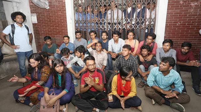 DUCSU fresh Election CAPTION: Students hold sit-in in front of vice chancellor’s office demanding fresh DUCSU polls. Photo: Dipu Malakar