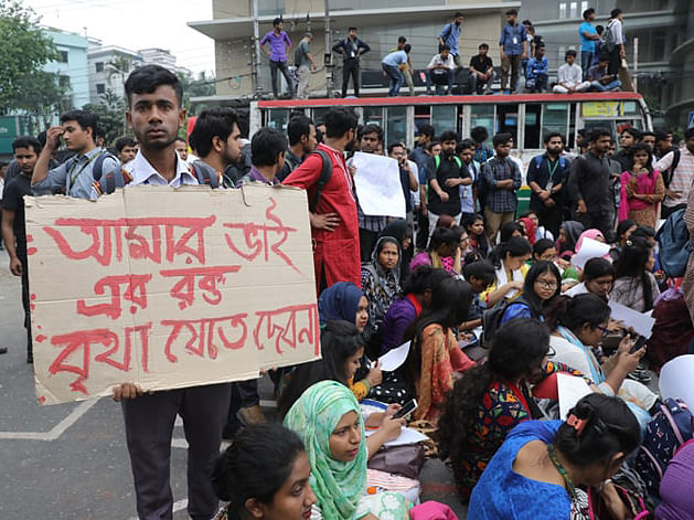 Students take position on road protesting at the death of Abrar Ahmed Chowdhury, a student of Bangladesh University of Professionals (BUP) in Dhaka in front of the Jamuna Future Park in the capital on 19 March 2019. Photo: Abdus Salam