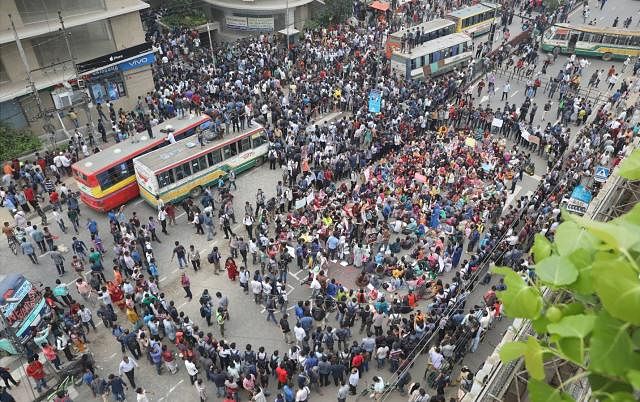 University students and locals of Pragati Sarani area block road in front of Jamuna Future Park to protest against the death of a BUP student in a road crash on 19 March, 2019. Photo: Abdus Salam