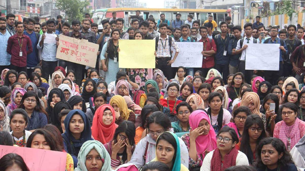 The private university students protest against the death of Bangladesh University of Professionals student Abrar Ahmed in a road accident on Tuesday. Photo: UNB