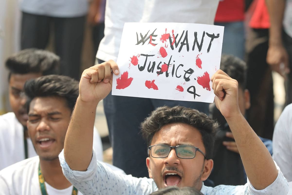 A student is holding a placard reading ‘we want justice’ while attending a protest demanding safe roads after death of an undergraduate student in a road crash on Pragati Sarani road in Bashundhara residential area of the capital. Photo: Abdus Salam