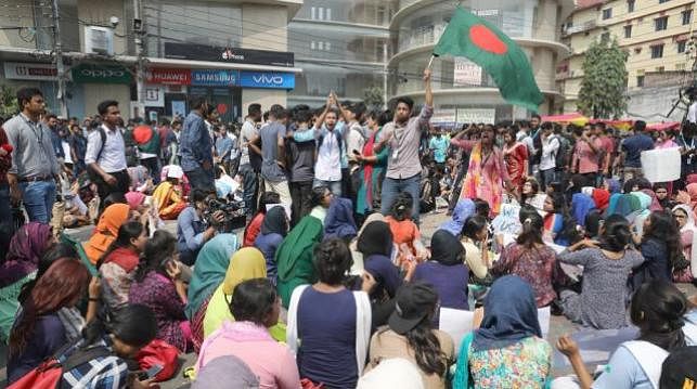 Students occupy roads in front of Jamuna Future Park in Nadda, Dhaka for the second consecutive day on Wednesday. Photo: Abdus Salam Salam