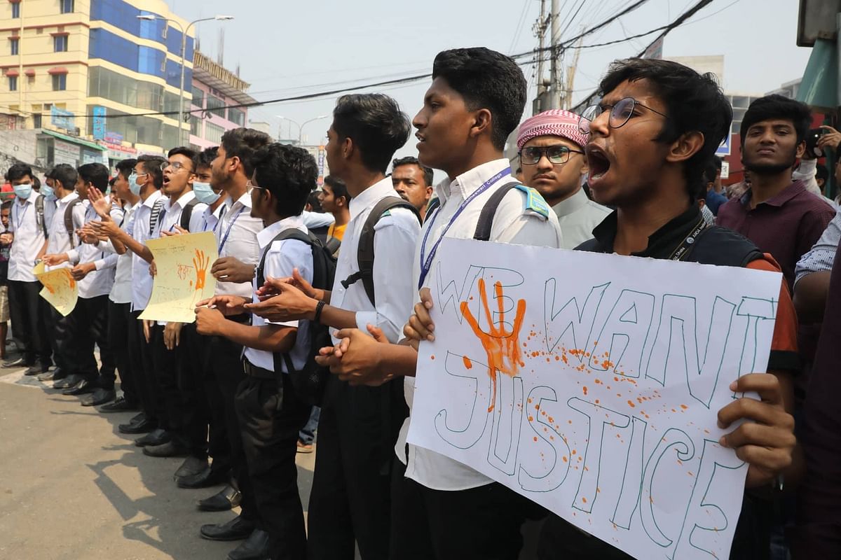 Students shout slogans while participating in a street protest in Bashundhara residential area of the capital. Photo: Abdus Salam