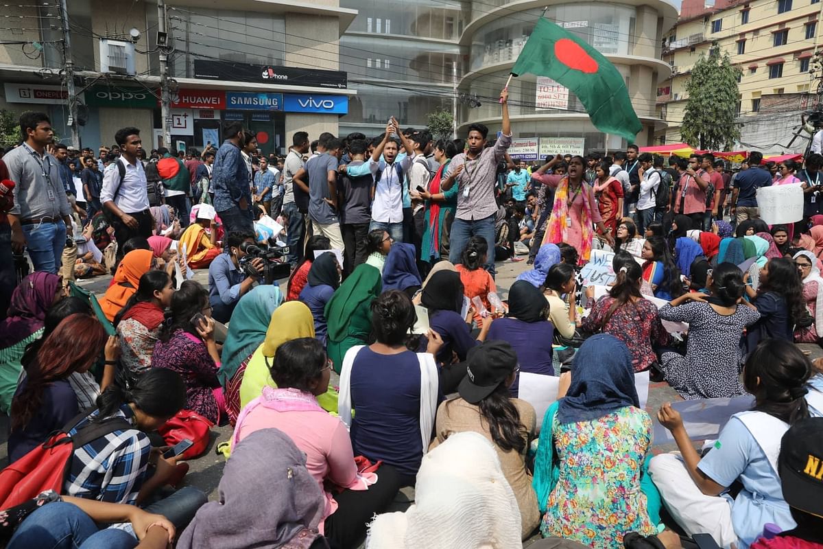 Students lay seize on Pragati Sarani road, one of the major roads in the Dhaka city, in Bashundhara residential area of the capital. Photo: Abdus Salam