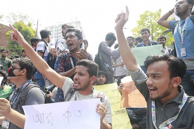 Students took position on road in Dhanmondi demanding safe roads following the death of Bangladesh University of Professional (BUP) student Abrar Ahmed Chowdhury in a road accident. 20 March 2019. Dhanmondi, Dhaka. Photo: Shuvra Kanti Das