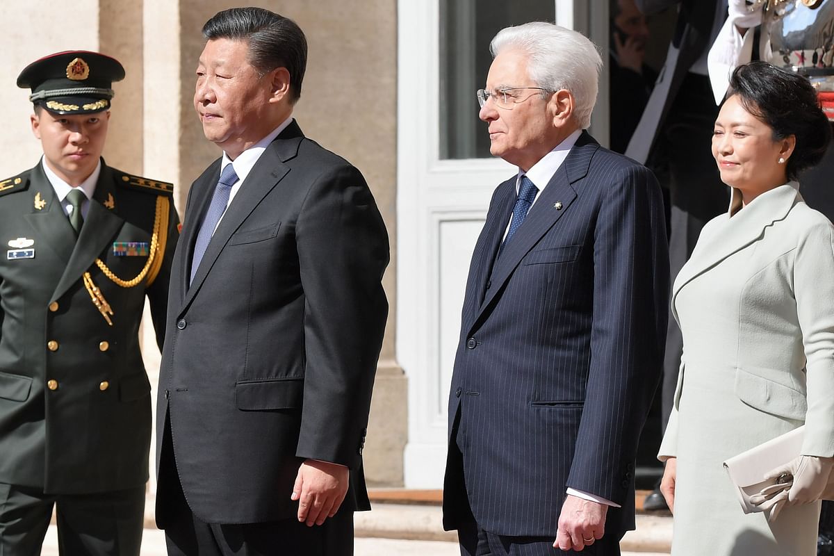 Italian president Sergio Mattarella (2ndR), Chinese president Xi Jinping (L) and his wife Peng Liyuan (R) pose for a group photo upon Xi Jinping's arrival for their meeting on 22 March, 2019 at the Quirinale presidential palace in Rome, as part of a two-day visit to Italy. Photo: AFP