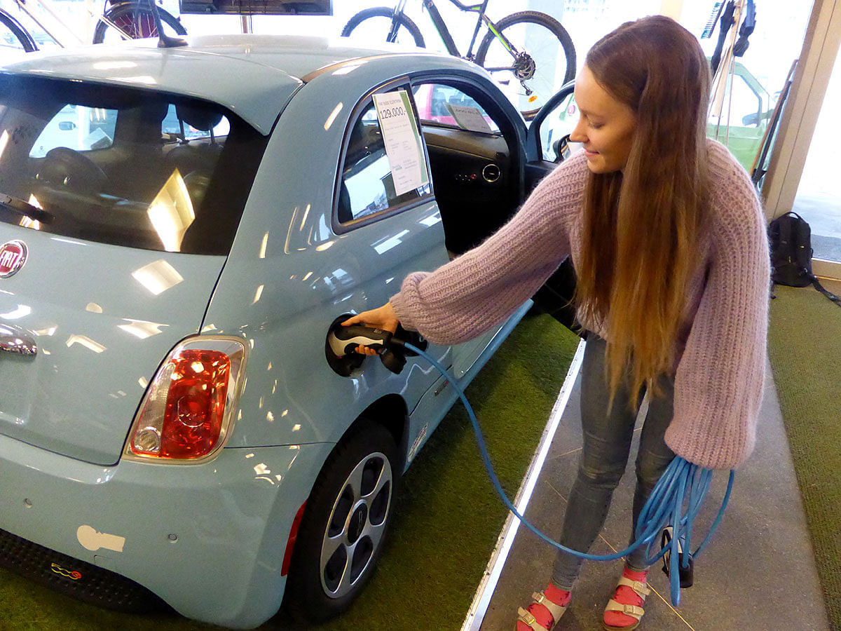 Skram of Buddy Electric car dealer company shows the charging of a second-hand Fiat 500e in Oslo. Photo: Reuters