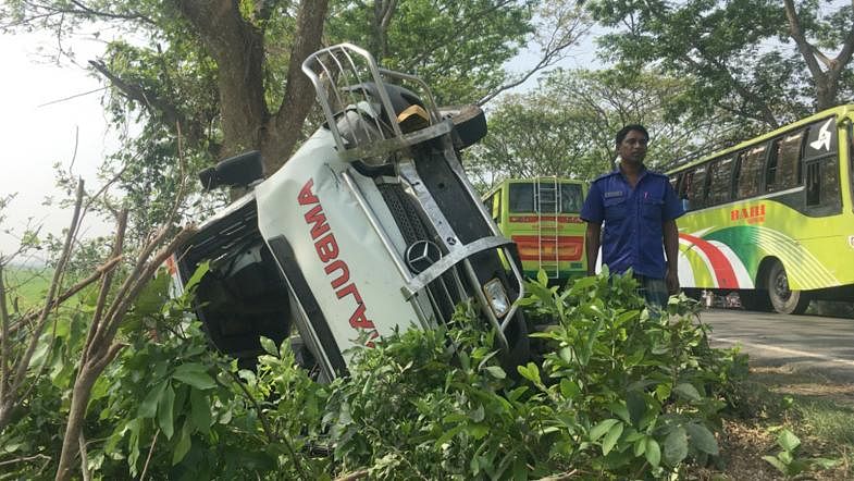 Ambulance driver Abul Hossain killed as his vehicle falls in a road accident on Magura-Jessore highway in Moghir Dhal, Magura on Friday, 22 March, 2019. Photo: Kazi Ashiq Rahman