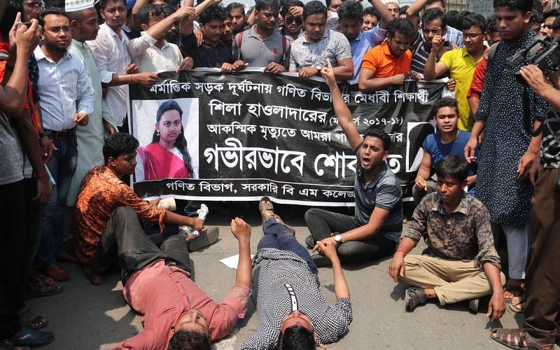 Students blocks Dhaka-Barishal highway at Nathullabad area protesting death of 7 people including a BM College student in road accident. Photo: Saiyan