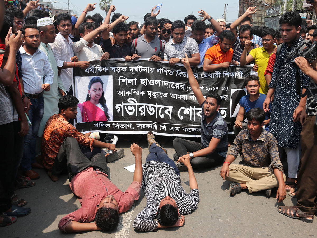 Students blocks Dhaka-Barishal highway at Nathullabad area protesting death of 7 people including a BM College student in road accident. Photo: Saiyan