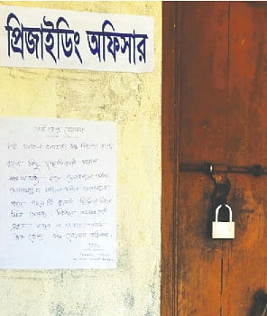Notice of suspending votes hangs on the wall of Baghata High School polling centre on 24 March. Photo: Prothom Alo