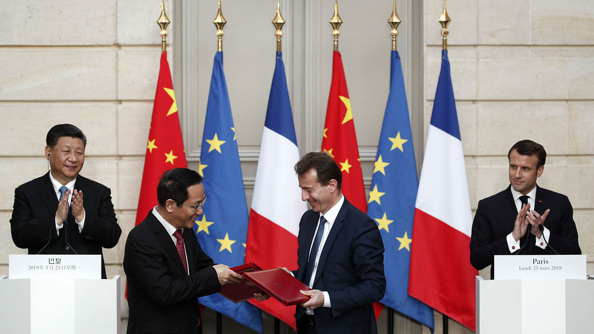 French president Emmanuel Macron and Chinese president Xi Jinping applaud as president of Airbus Commercial Aircraft, Guillaume Faury and Chairman of China Aviation Supplies Co. (CASC), Jia Baojun, shake hands during an agreement signing ceremony at the Elysee Palace in Paris, France on 25 March 2019. Photo: Reuters