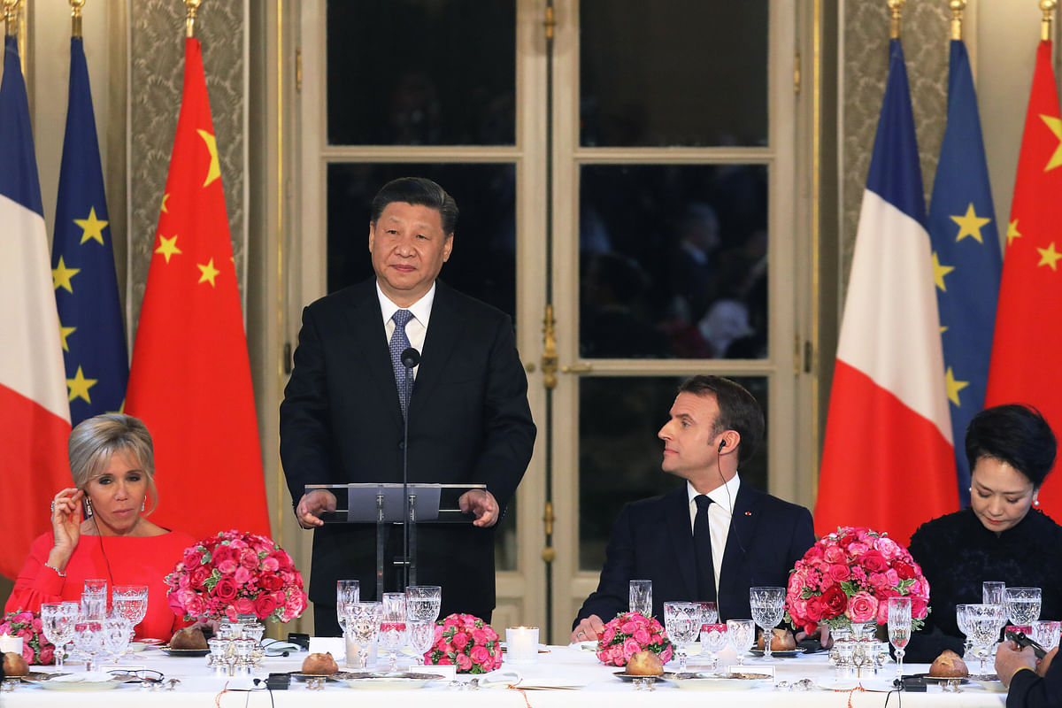 Chinese president Xi Jinping speaks flanked by his wife Peng Liyuan (R), French president Emmanuel Macron and his wife Brigitte Macron, during a state dinner at the Elysee Palace in Paris, France on 25 March. AFP File Photo