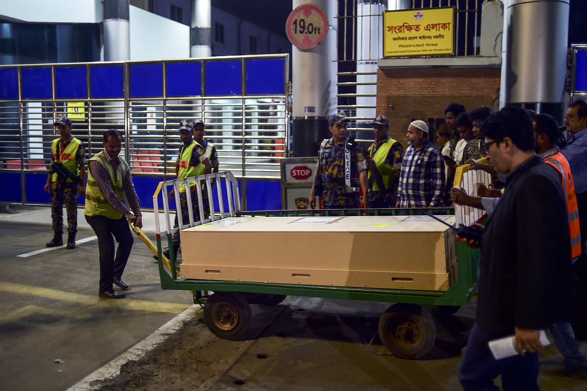 Airport workers prepare the body of a New Zealand mosque attack victim to be handed over to relatives at Hazrat Shah Jalal International Airport in Dhaka on 26 March 2019. Photo: AFP