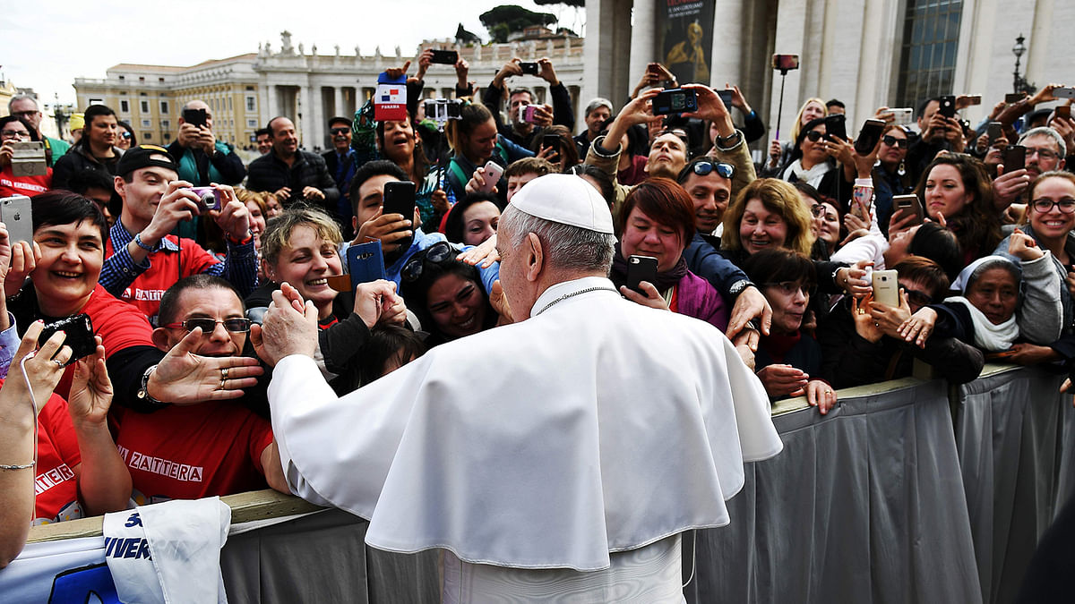 Pope Francis shakes hands with youth as he leaves St. Peter`s square at the Vatican at the end of his weekly general audience on 27 March 2019. -- Photo: AFP