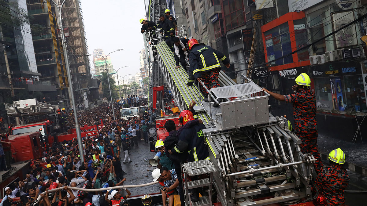 People are being rescued as fire broke out at a multi-storey commercial building in Dhaka on 28 March 2019. Photo: Reuters