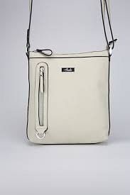 For women, tote bag is a great pick for travelling. Photo: Collected