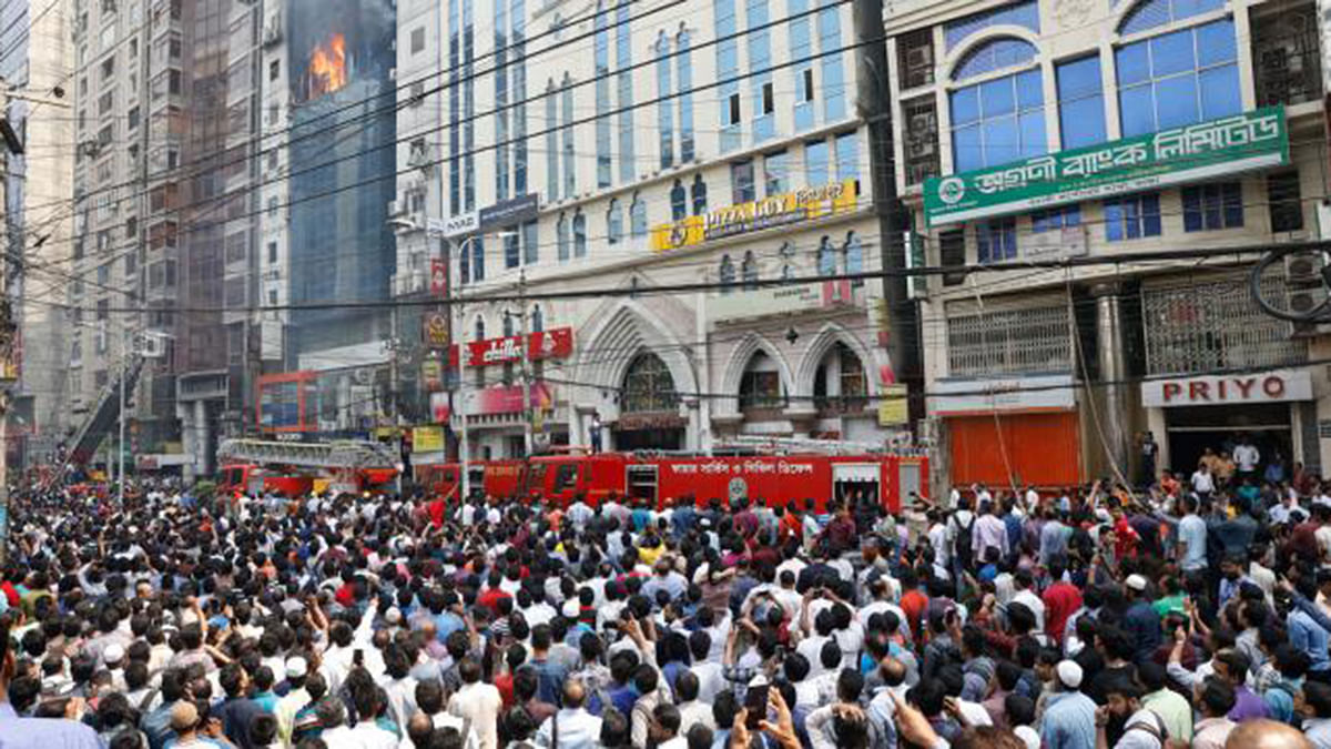 People gather in front of the Banani’s FR Tower where breaks out around 12:45pm on Thursday. Photo: Prothom Alo
