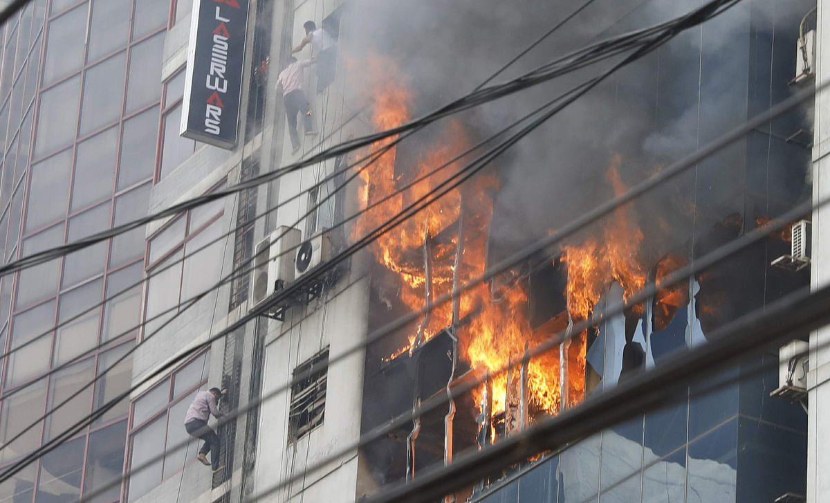 Fire breaks out at FR Tower in Banani in the capital on Thursdya afternoon. Photo: Prothom Alo