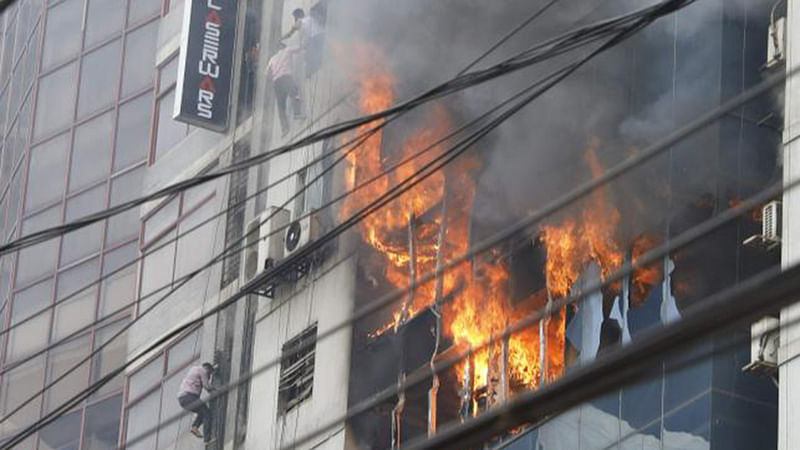 Fire breaks out at FR Tower in Banani in the capital on Thursdya afternoon. Photo: Prothom Alo