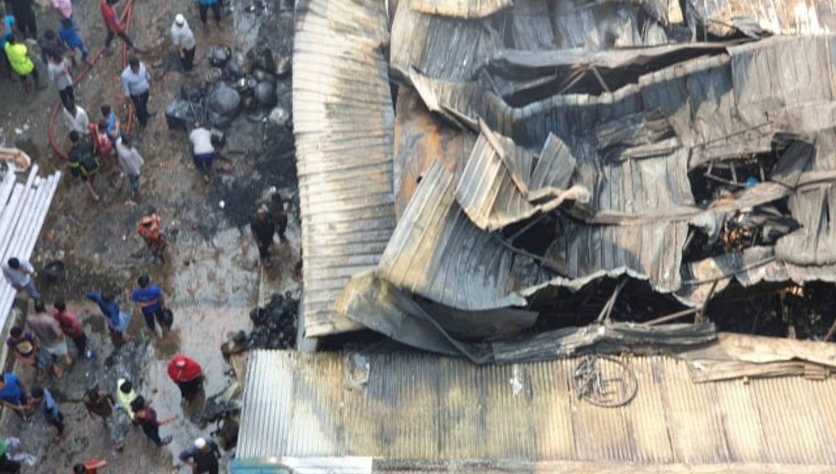 Destroyed shops at Gulshan-1 DNCC kitchen market in Dhaka on Saturday morning. Photo: UNB