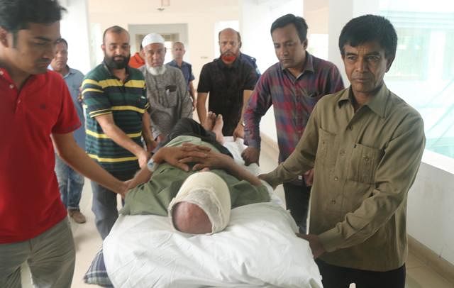 Injured singer Khurshid Alam is under treatment at Shaheed Ziaur Rahman Medical College and Hospital. Photo: Soel Rana Meta: Ekushey Padak winning singer Khurshid Alam, 75, was injured when a truck hit his car on Dhaka-Rangpur highway in Jhupgari area in Bogura district