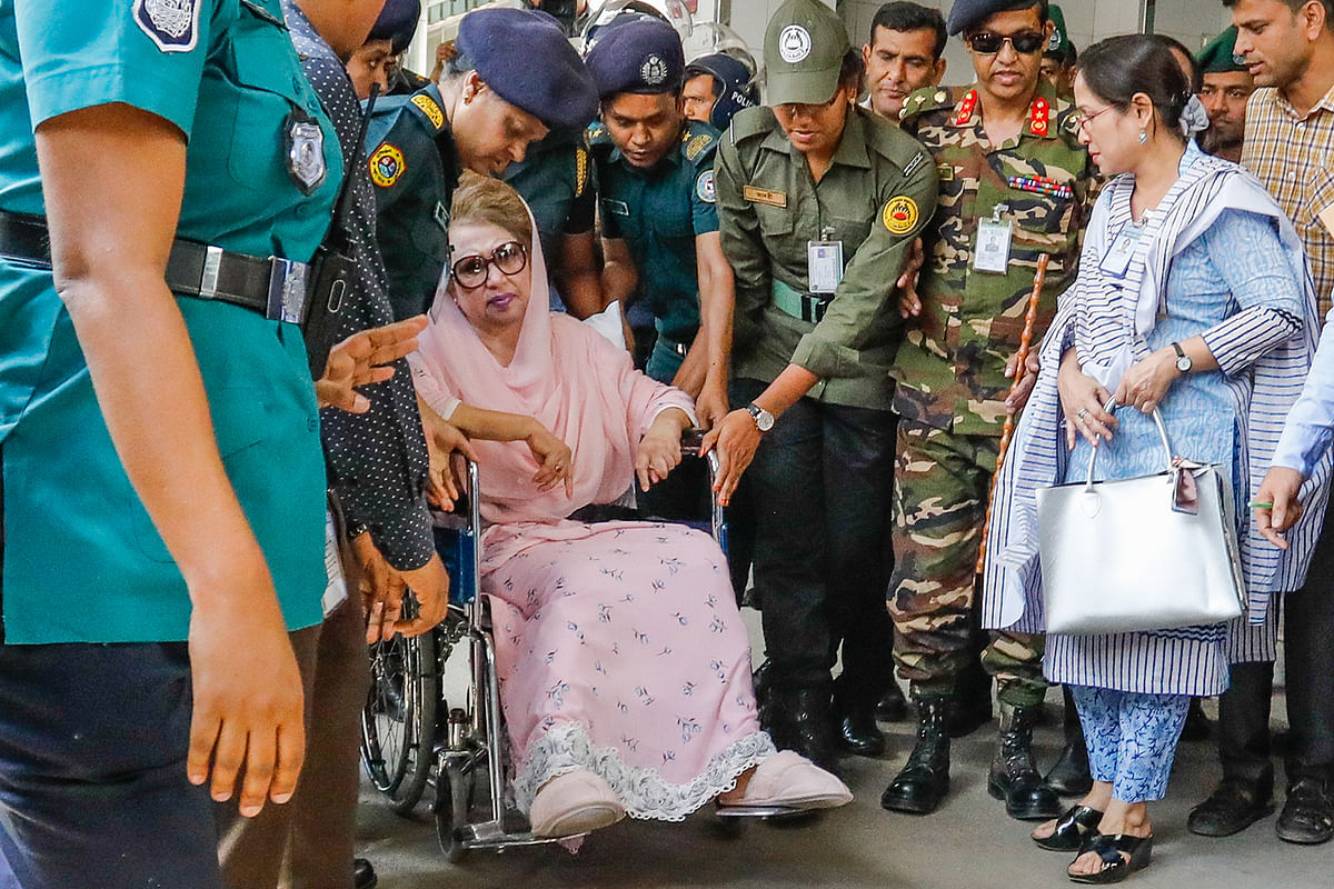 BNP chairperson Khaleda Zia is taken to BSMMU from Dhaka’s old jail on 1 April. Photo: Dipu Malakar