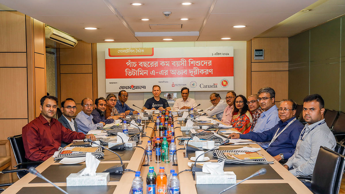 Participants pose for a photograph at a roundtable titled ‘Eliminating Vitamin A deficiency among children under five in Bangladesh’ at Prothom Alo’s Karwan Bazar office on Monday. Photo: Sabina Yasmin