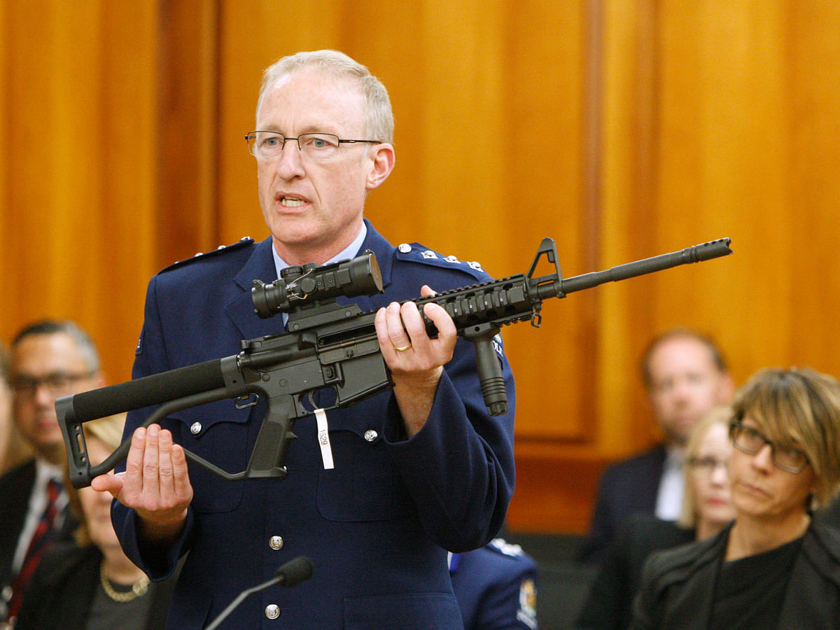 Police acting superintendent Mike McIlraith shows New Zealand lawmakers in Wellington on 2 April 2019, an AR-15 style rifle similar to one of the weapons a gunman used to slaughter 50 people at two mosques. New Zealand lawmakers on Tuesday voted overwhelmingly in favor of new gun control measures during the first stage of a bill they hope to rush into law by the end of next week.Photo: AP