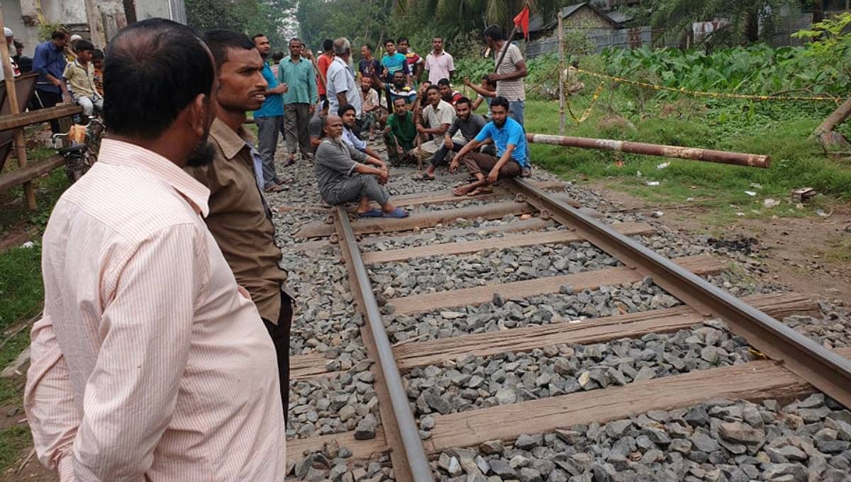 Jute mill workers put barricade on the rail tracks of Khulna for the second consecutive day of their strike. UNB file photo