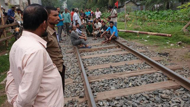Jute mill workers put barricade on the rail tracks of Khulna for the second consecutive day of their strike. UNB file photo