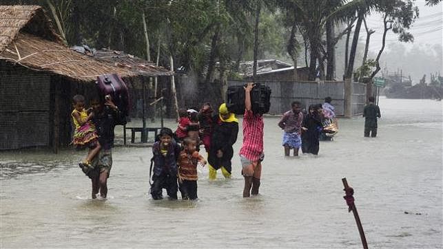 Bangladeshi villagers make their way to shelter in Cox’s Bazar on May 21, 2016, as Cyclone Roanu hits the coastal areas of the country. AFP file photo