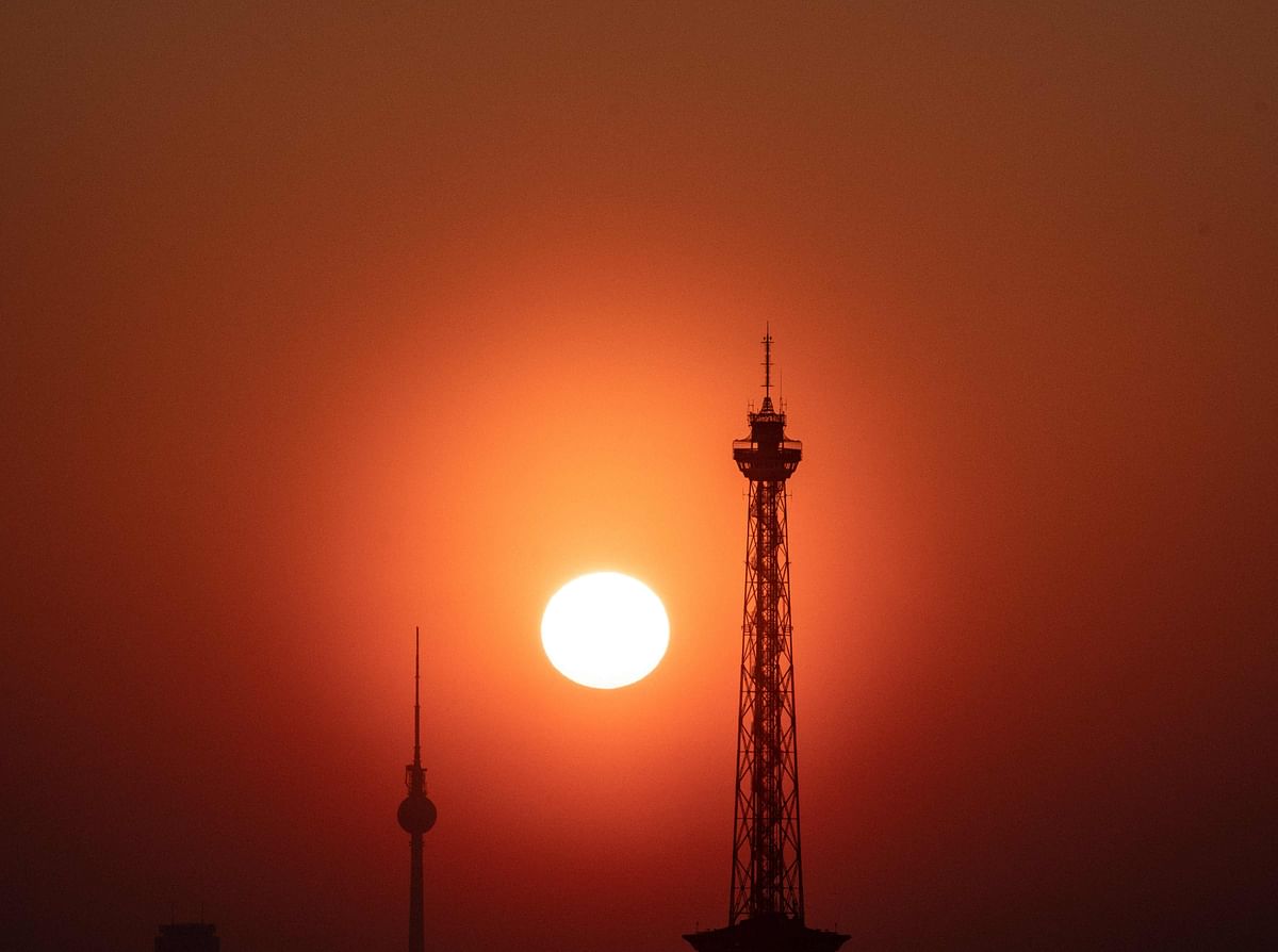 The Berlin Radio Tower (R, Funkturm) and the tv tower (L, Fernsehturm) silhouette against the morning sky as sun rises over Berlin on 8 April 2019. Photo: AFP