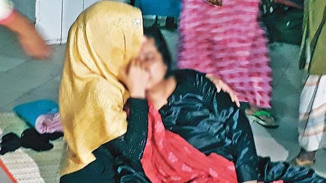 Relatives of burned female student are crying at the guest room of Burn and Plastic Surgery Unit at Dhaka Medical College. Photo: Prothom Alo